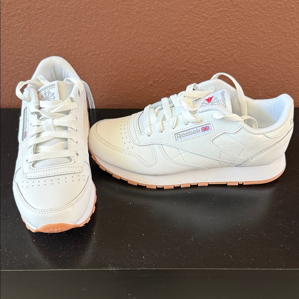 Reebok Cream Sneakers. Kids 5.5/Women’s 7.5